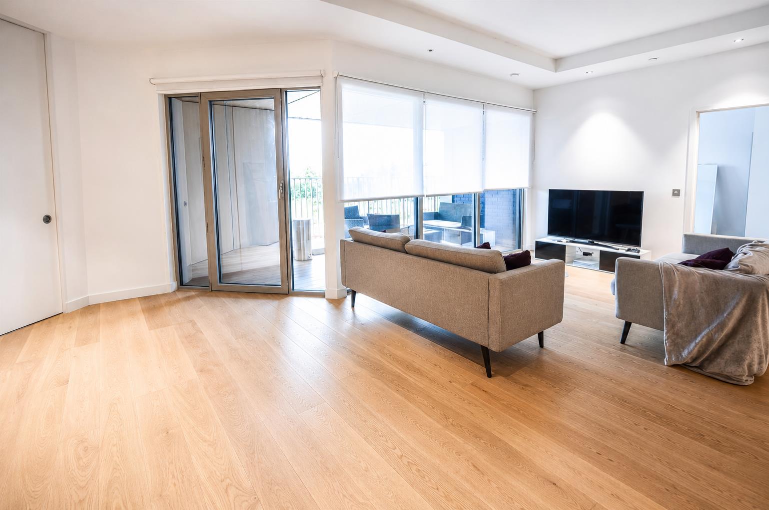 Flat Botanic Square in Greater London