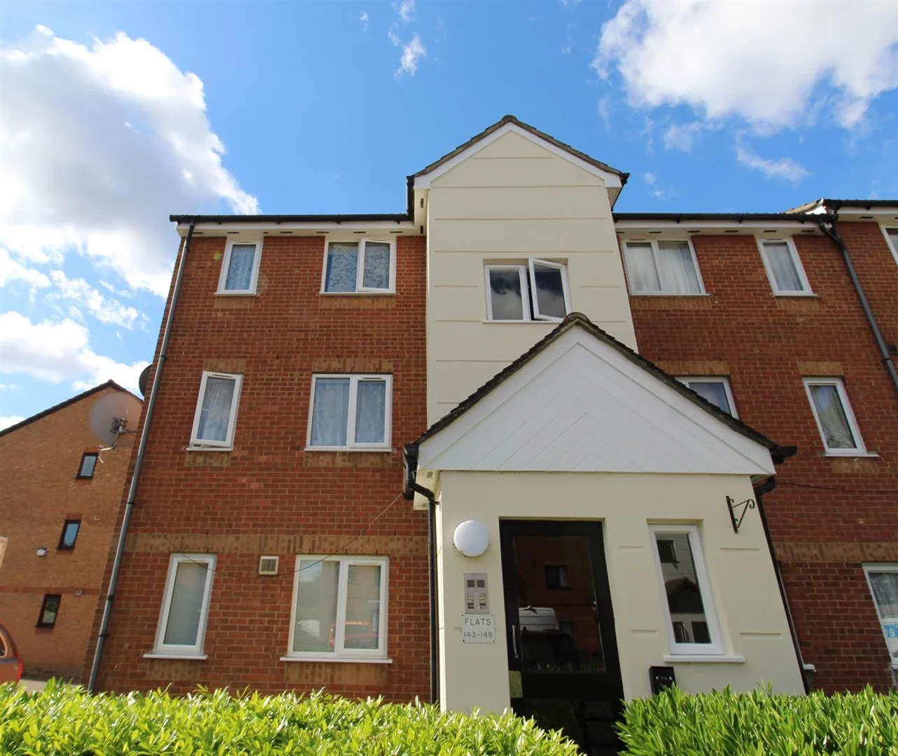 Flat Plowman Close in Greater London