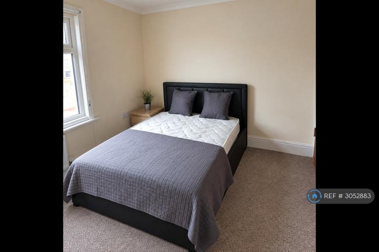 Room Holland Road in East Suffolk