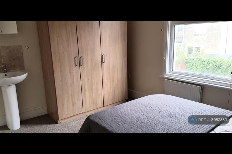 Room Holland Road in East Suffolk
