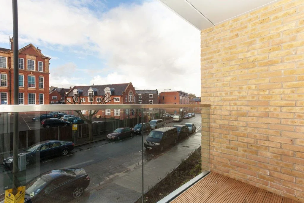Flat Broomhill Road in Greater London