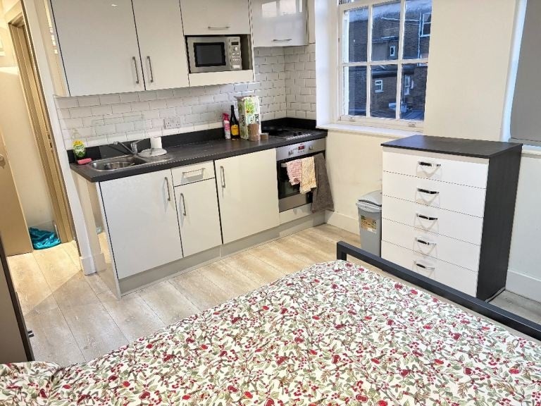 Room Kilburn High Road in Greater London