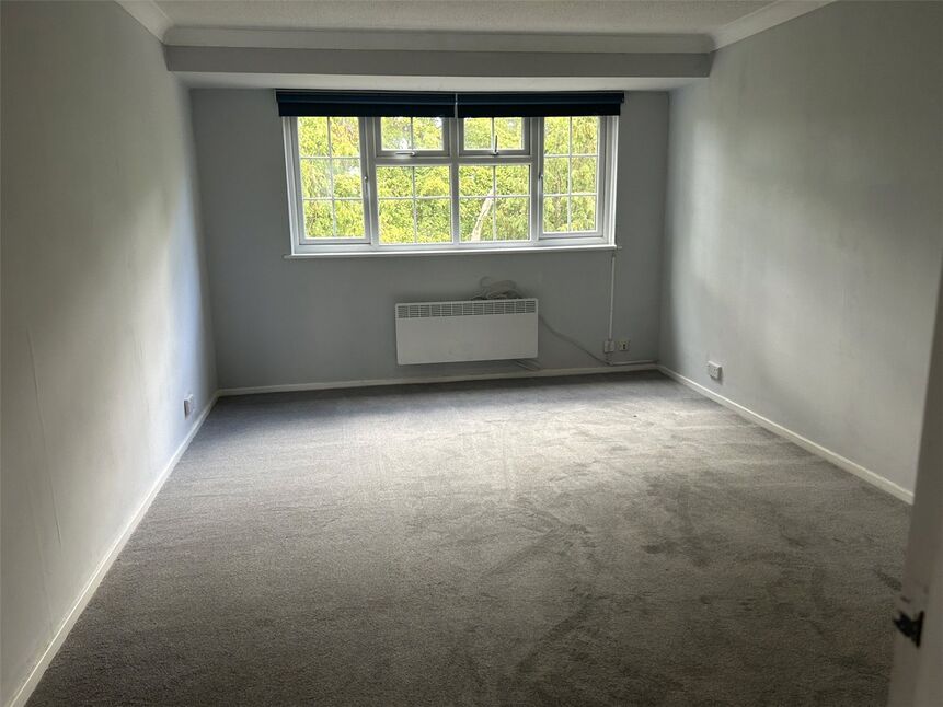 Flat Shelton Court in Slough