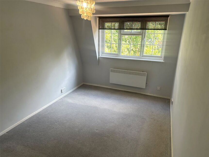 Flat Shelton Court in Slough