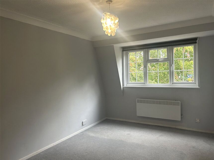 Flat Shelton Court in Slough