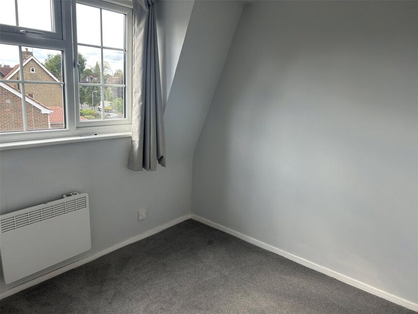 Flat Shelton Court in Slough