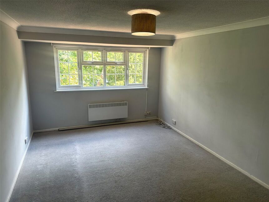 Flat Shelton Court in Slough