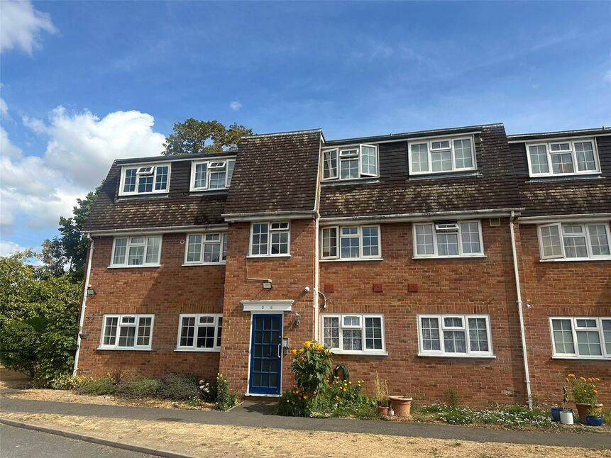 Flat Shelton Court in Slough