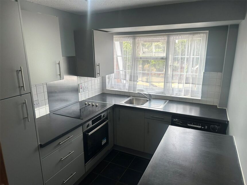 Flat Shelton Court in Slough