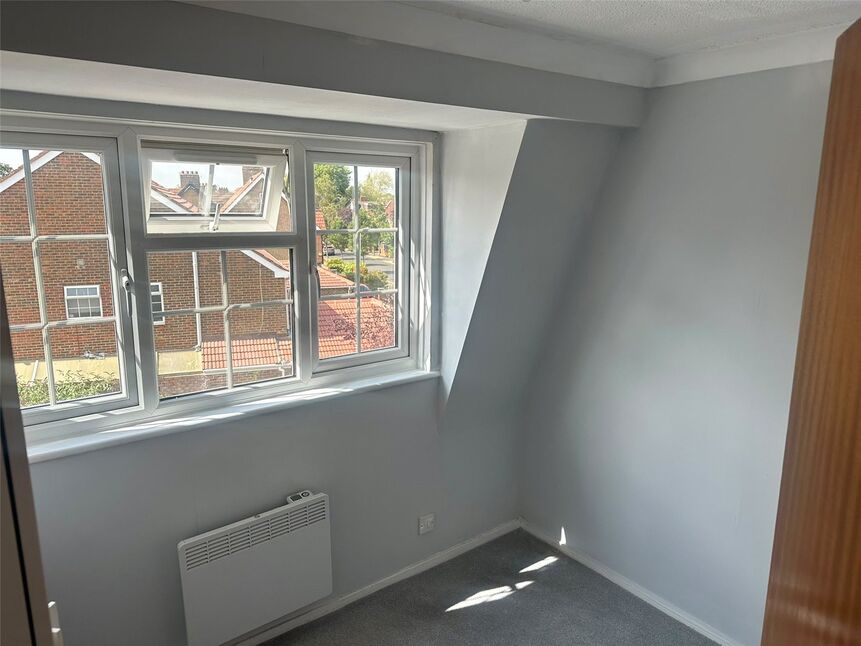 Flat Shelton Court in Slough