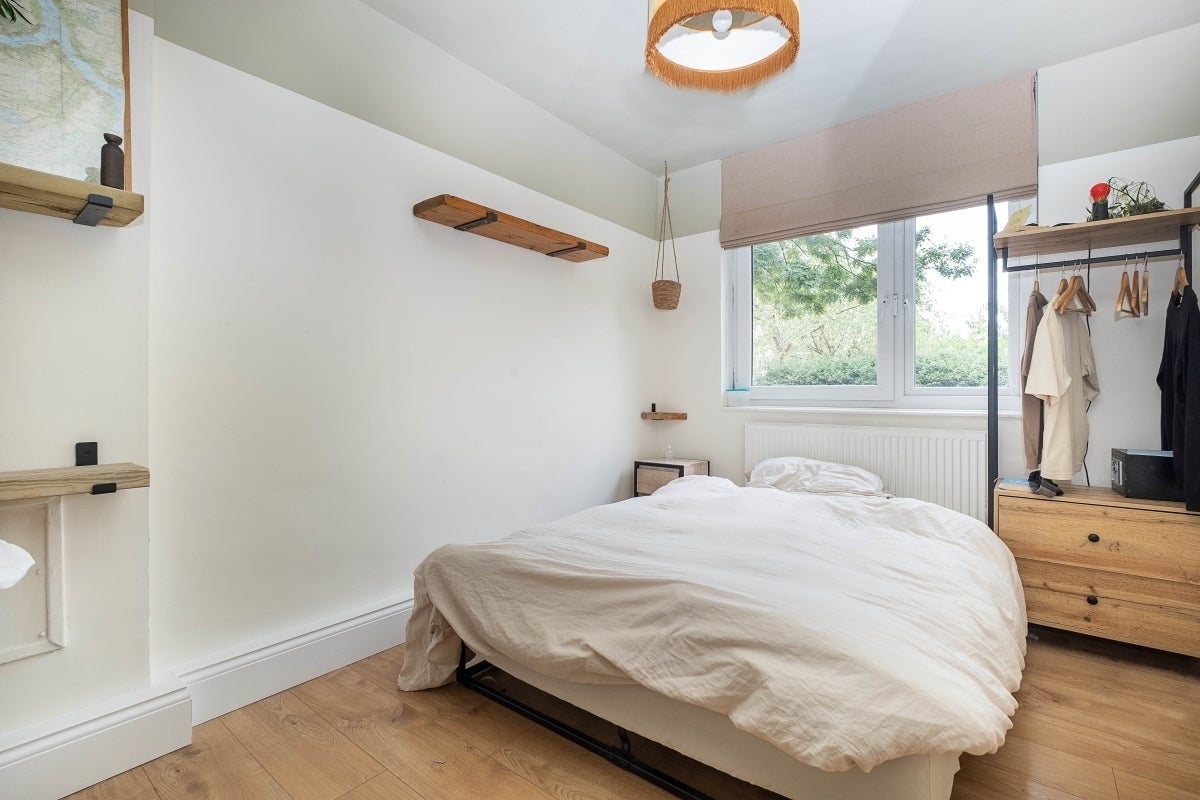 Flat Strathdon Drive in Greater London