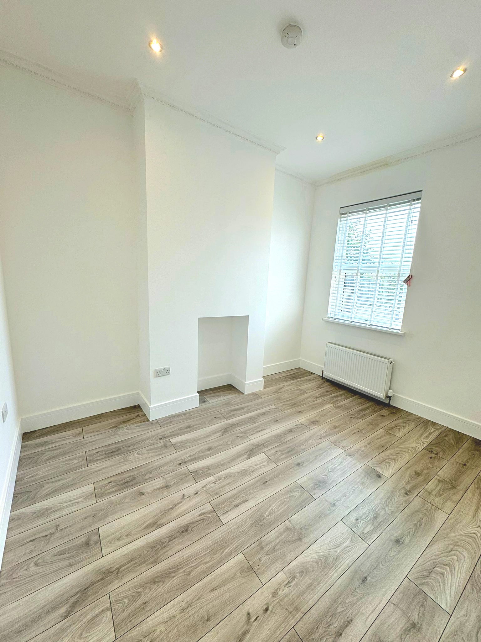 Flat Haydons Road in Greater London
