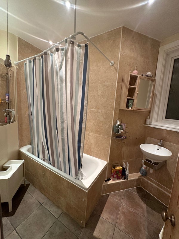 Room Caversham Avenue in Greater London
