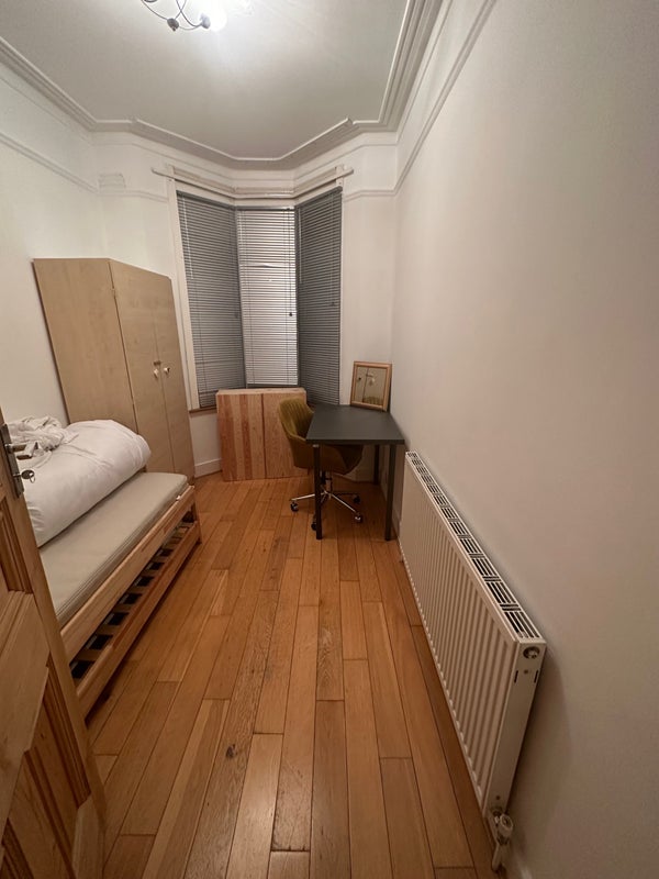 Room Caversham Avenue in Greater London
