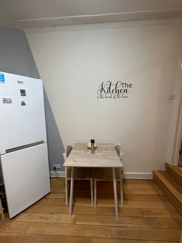 Room Caversham Avenue in Greater London