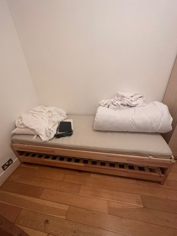 Room Caversham Avenue in Greater London