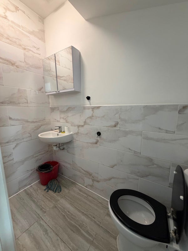 Room Hall Lane in Greater London
