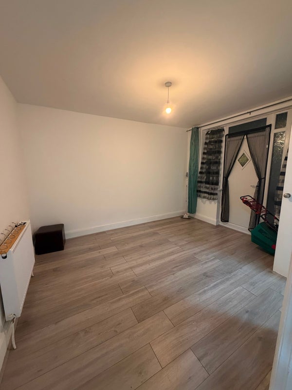 Room Hall Lane in Greater London