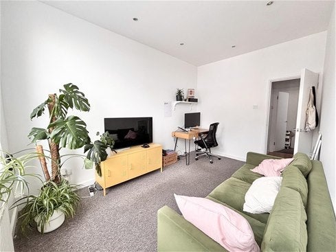 Flat Chamberlayne Road in Greater London