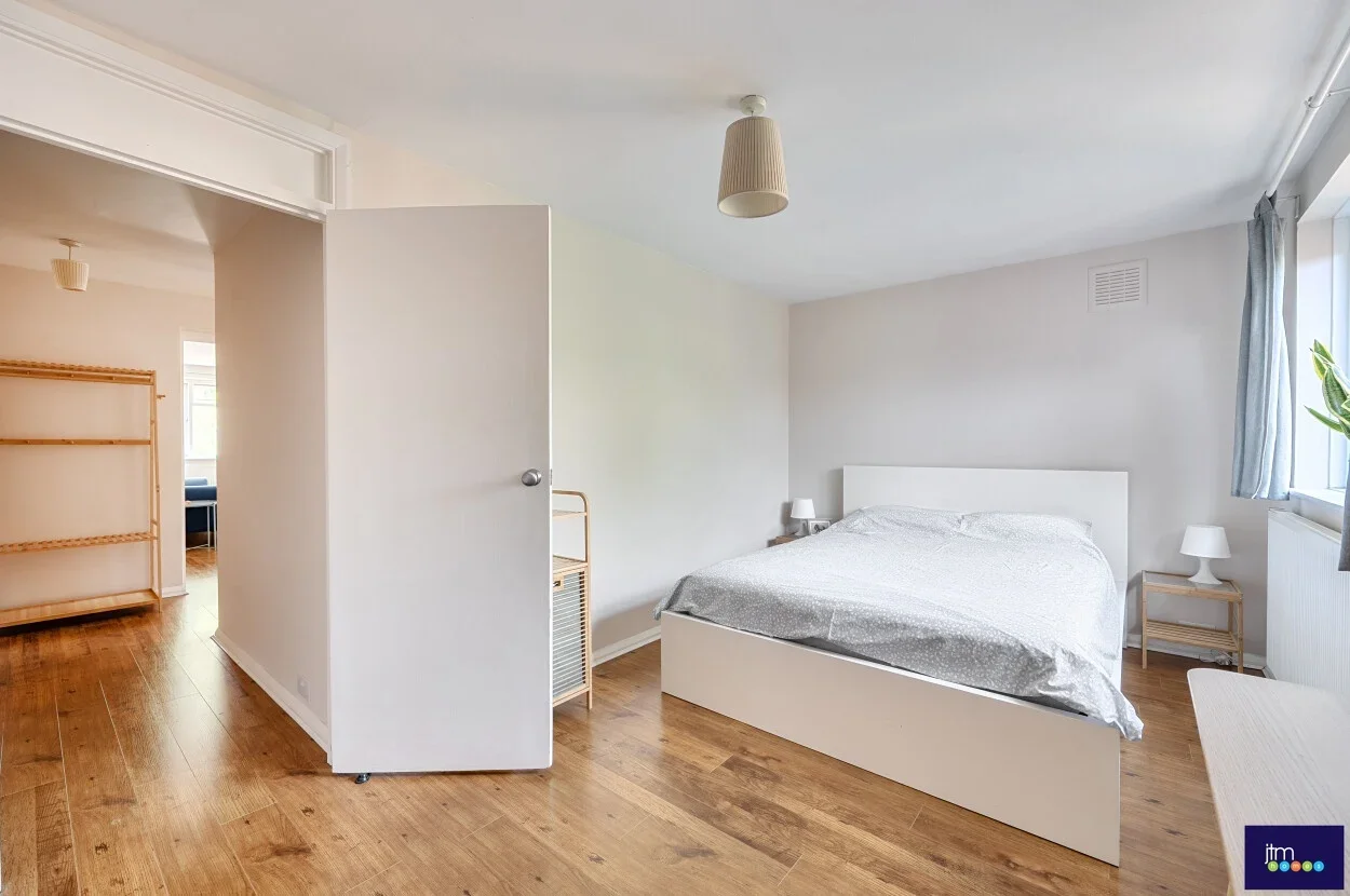 Flat Crouch Hill in Greater London