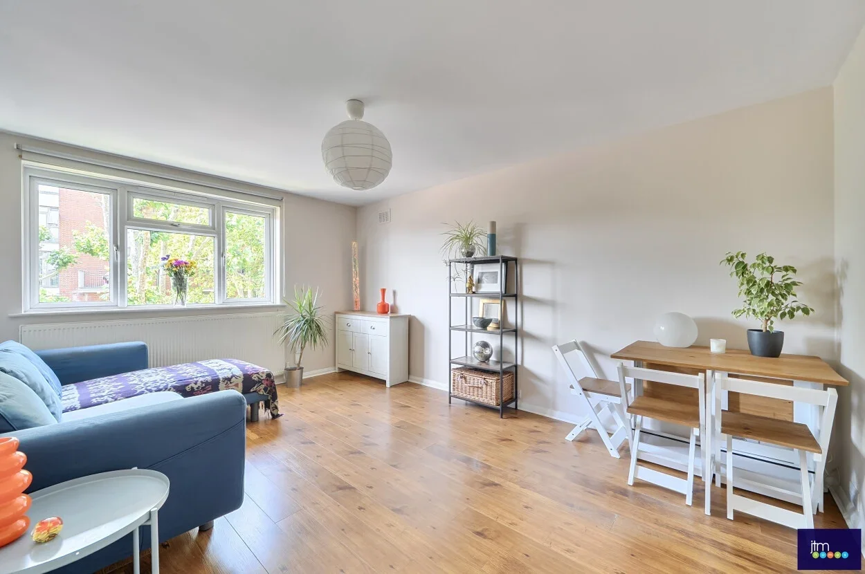 Flat Crouch Hill in Greater London