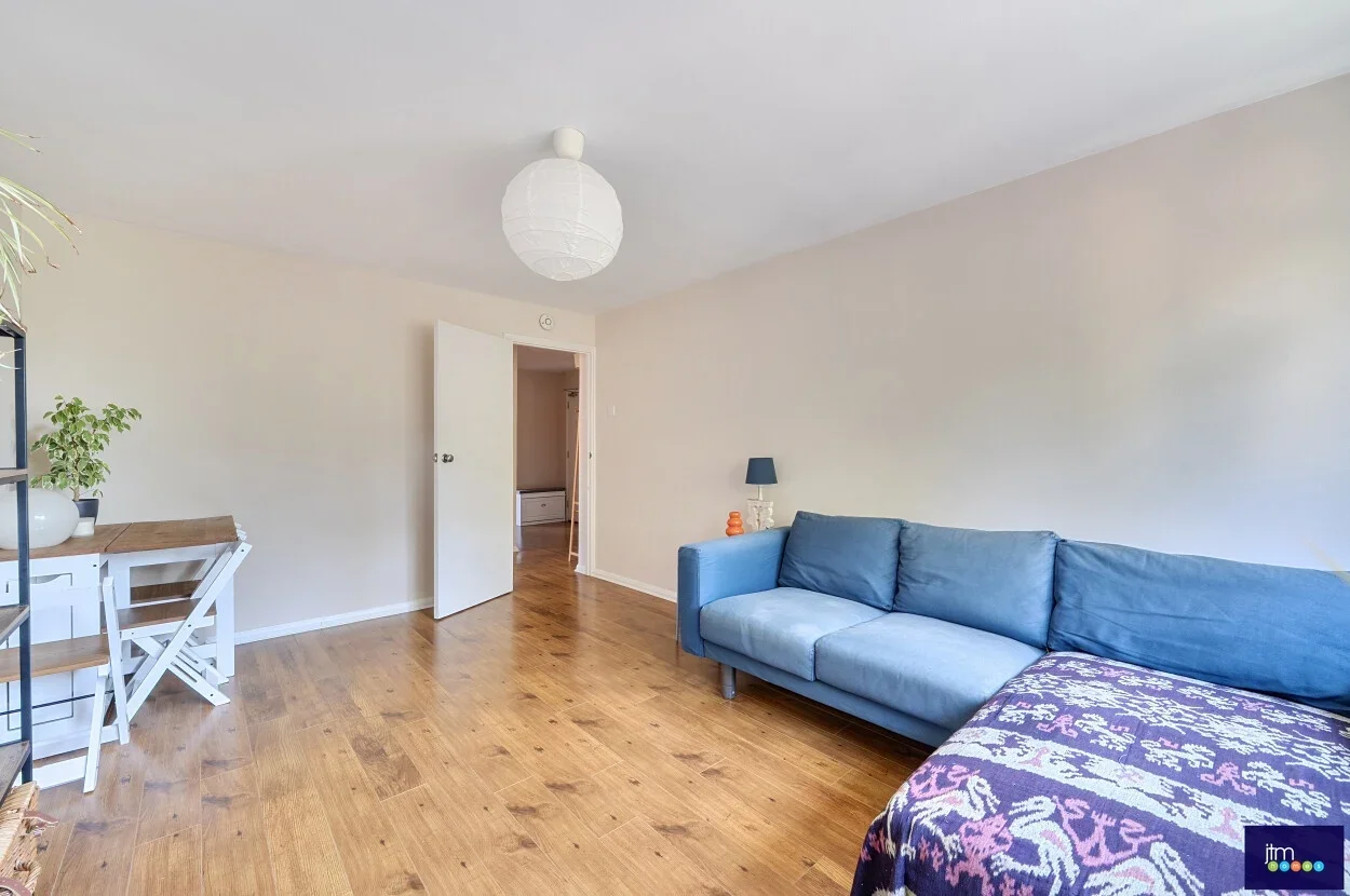 Flat Crouch Hill in Greater London