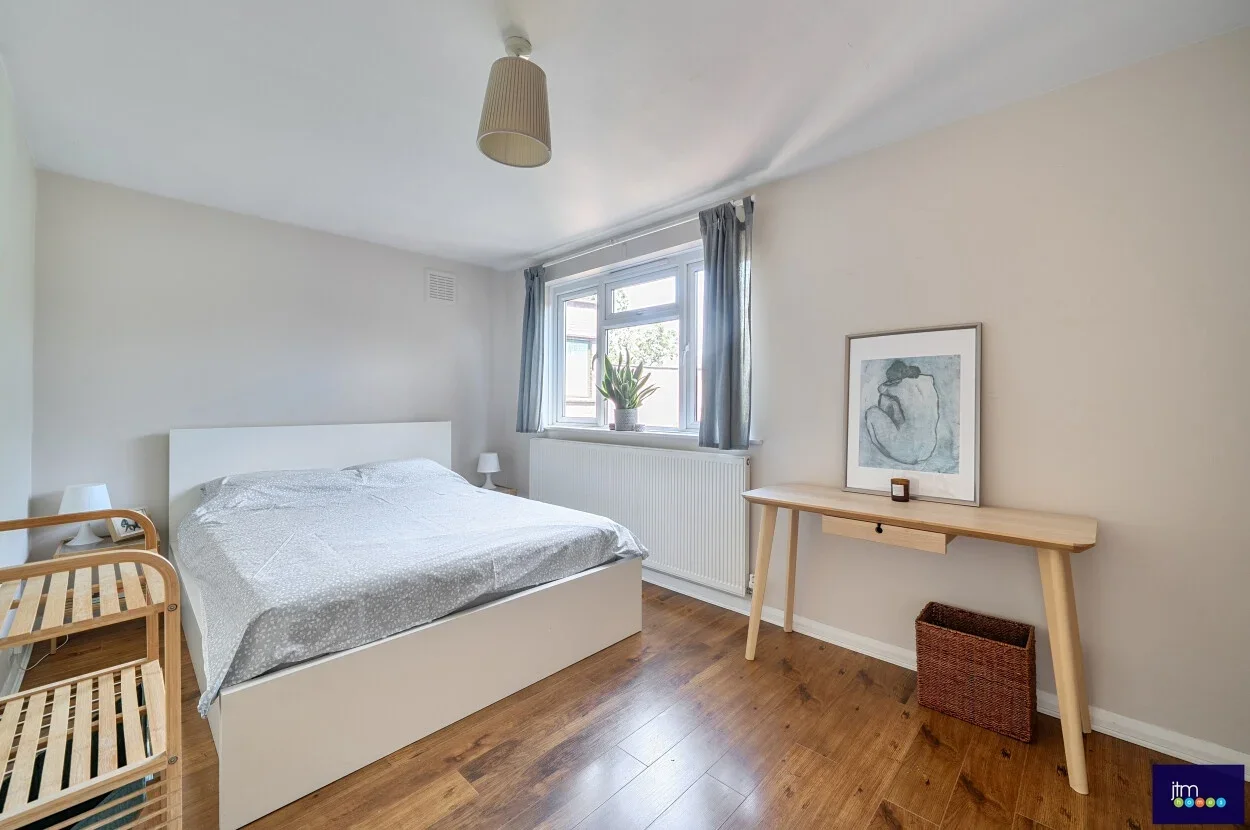 Flat Crouch Hill in Greater London