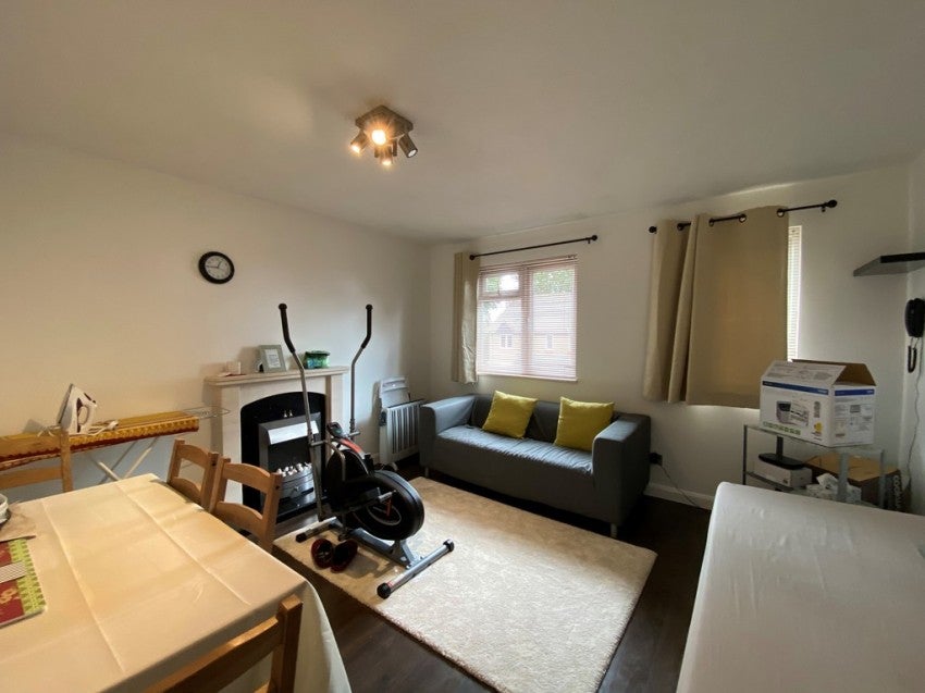 Flat Nutfield Court in Southampton