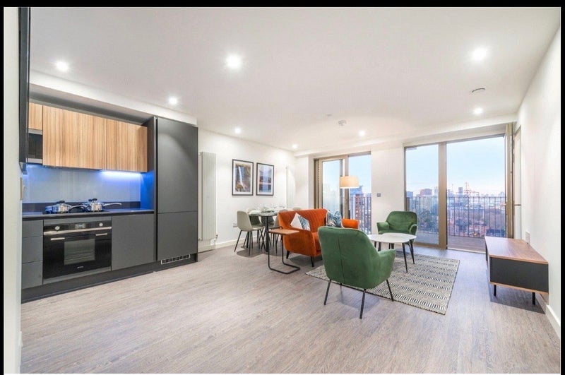 Flat Admiralty Avenue in Greater London