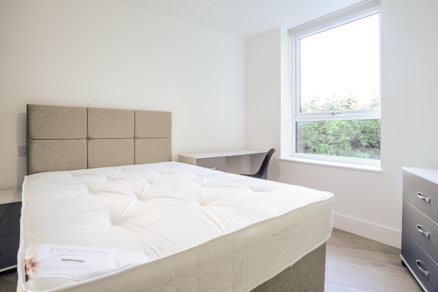 Room Queens Road East in Nottingham