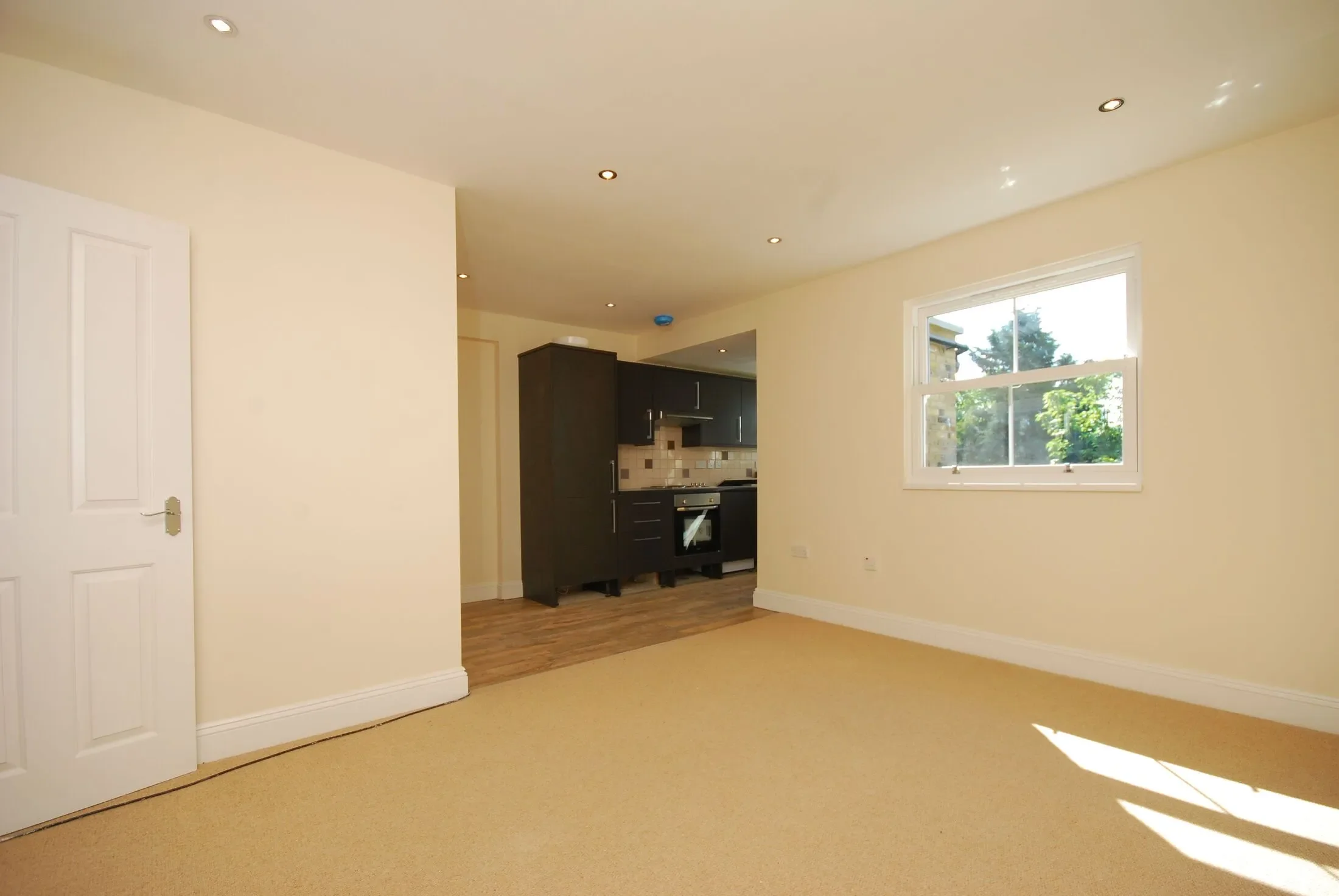 Flat Radnor Road in Greater London