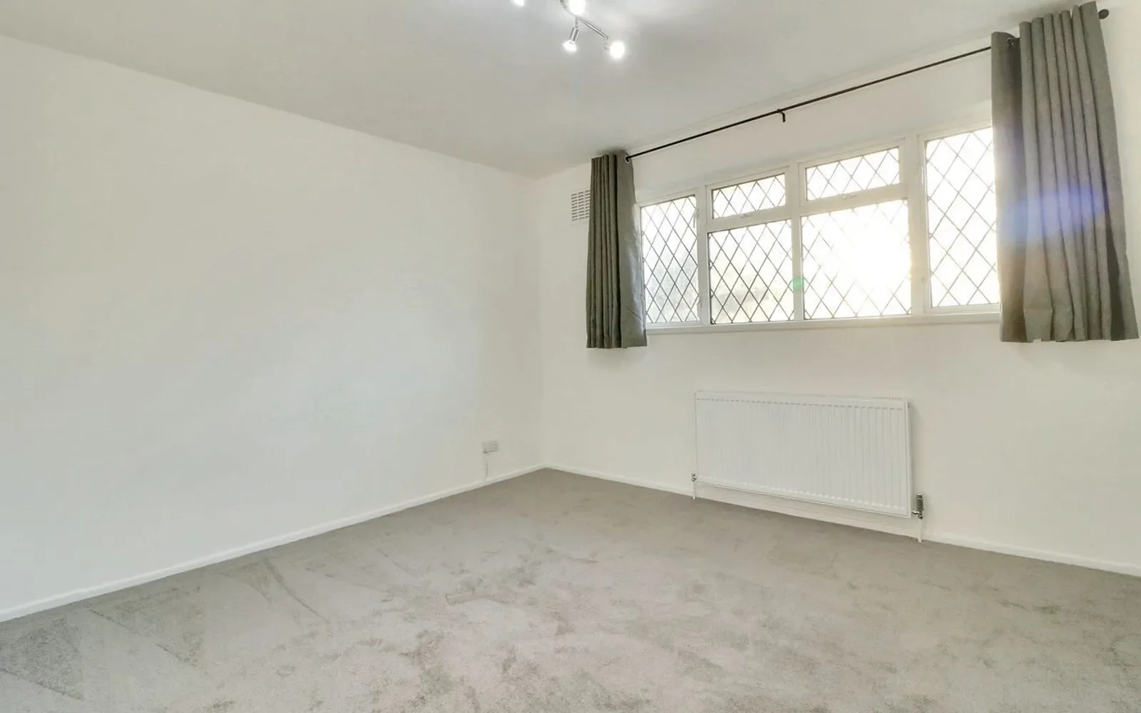 House Falcon Way in Greater London