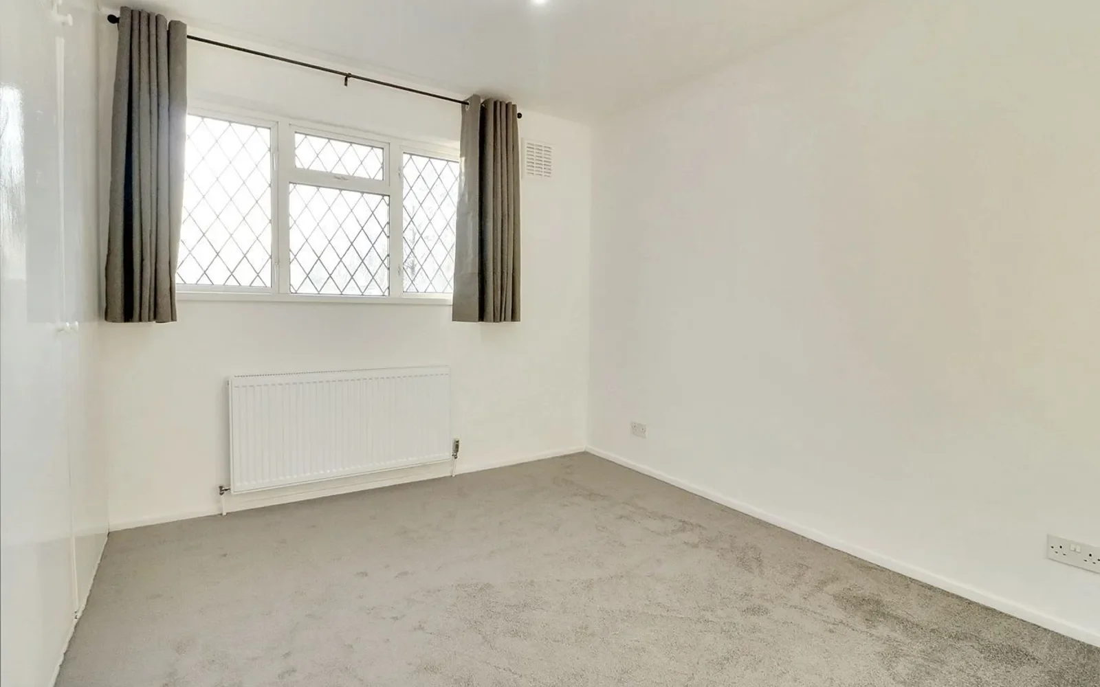 House Falcon Way in Greater London