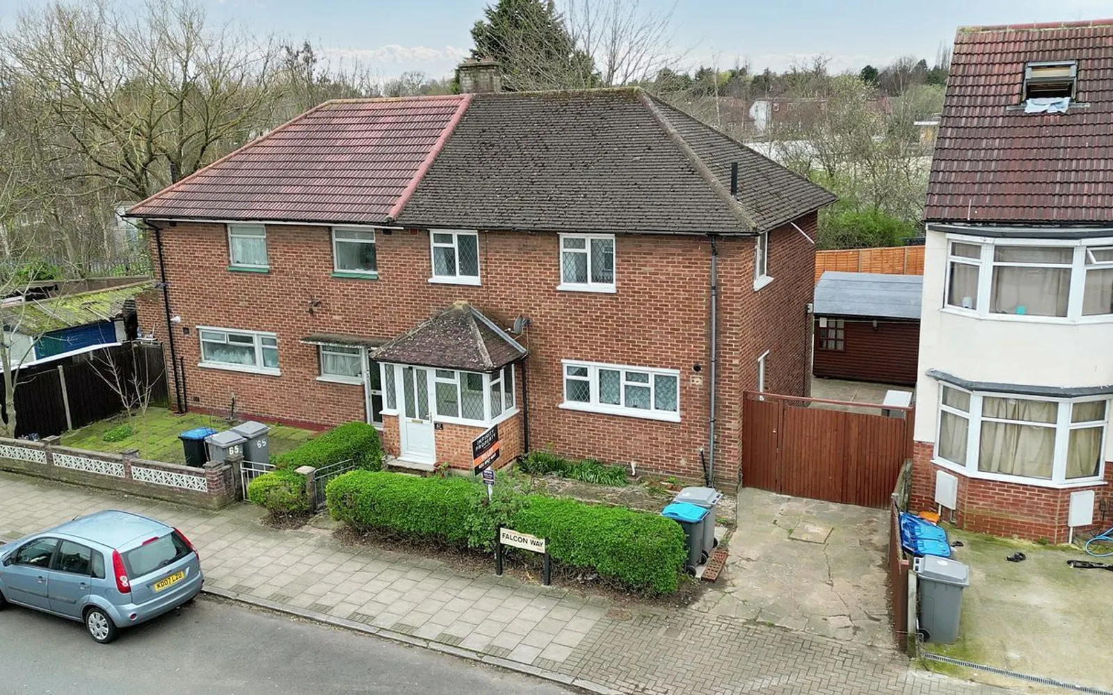 House Falcon Way in Greater London