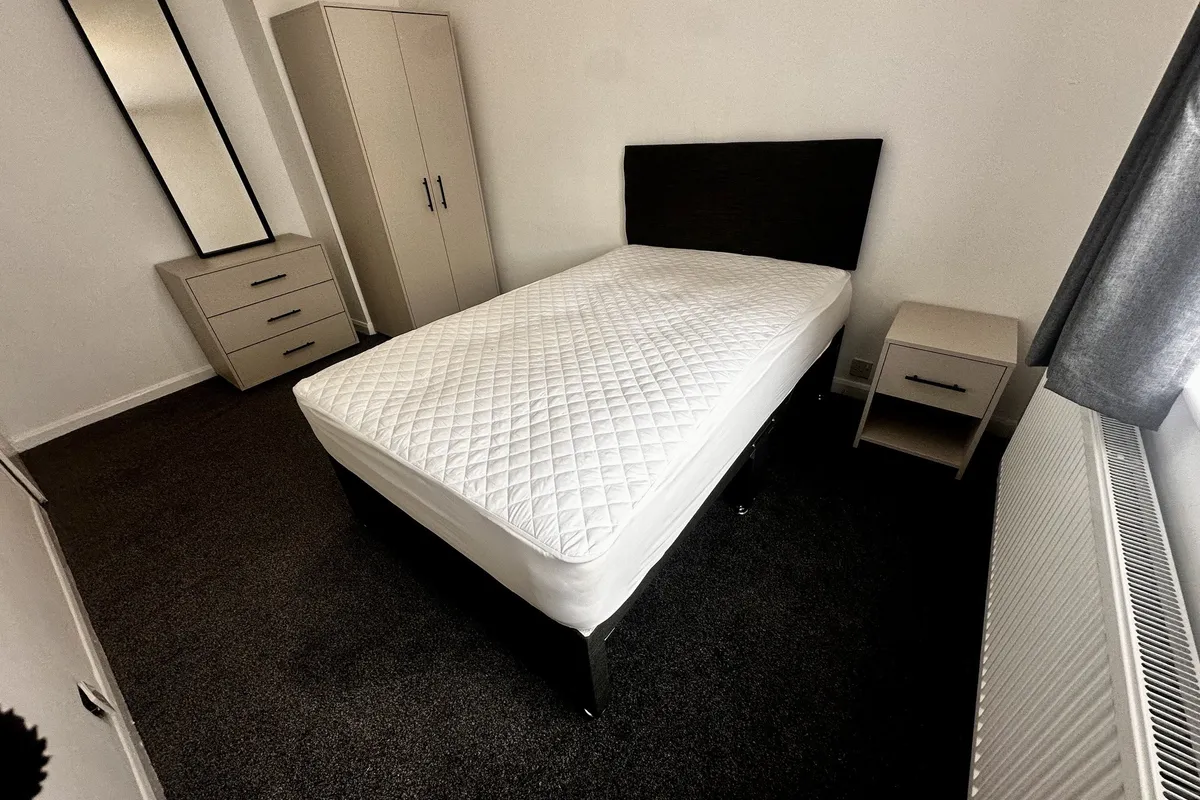 Room Sunnyside Road in Poole