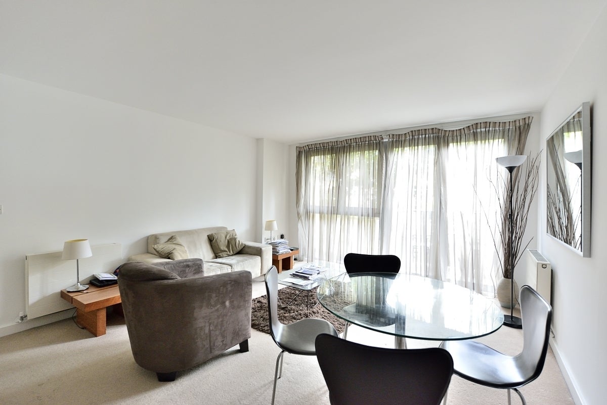 Flat Eden Grove in Greater London