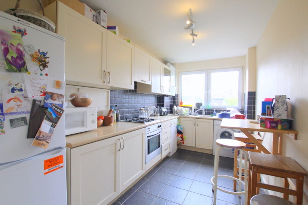 Flat Griffiths Road in Greater London