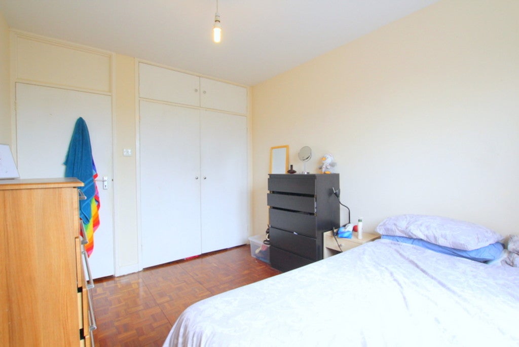 Flat Griffiths Road in Greater London
