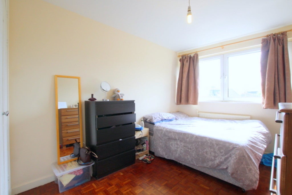 Flat Griffiths Road in Greater London