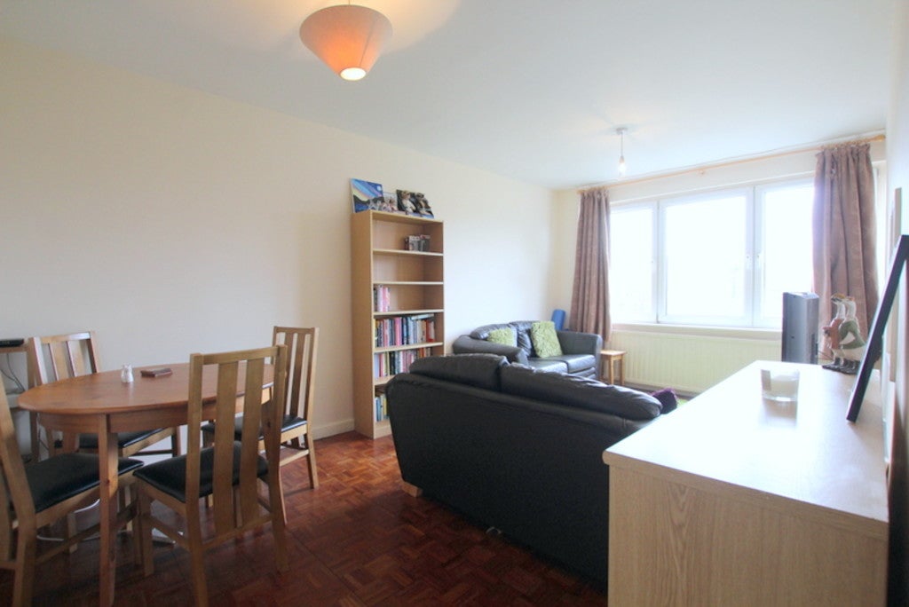 Flat Griffiths Road in Greater London
