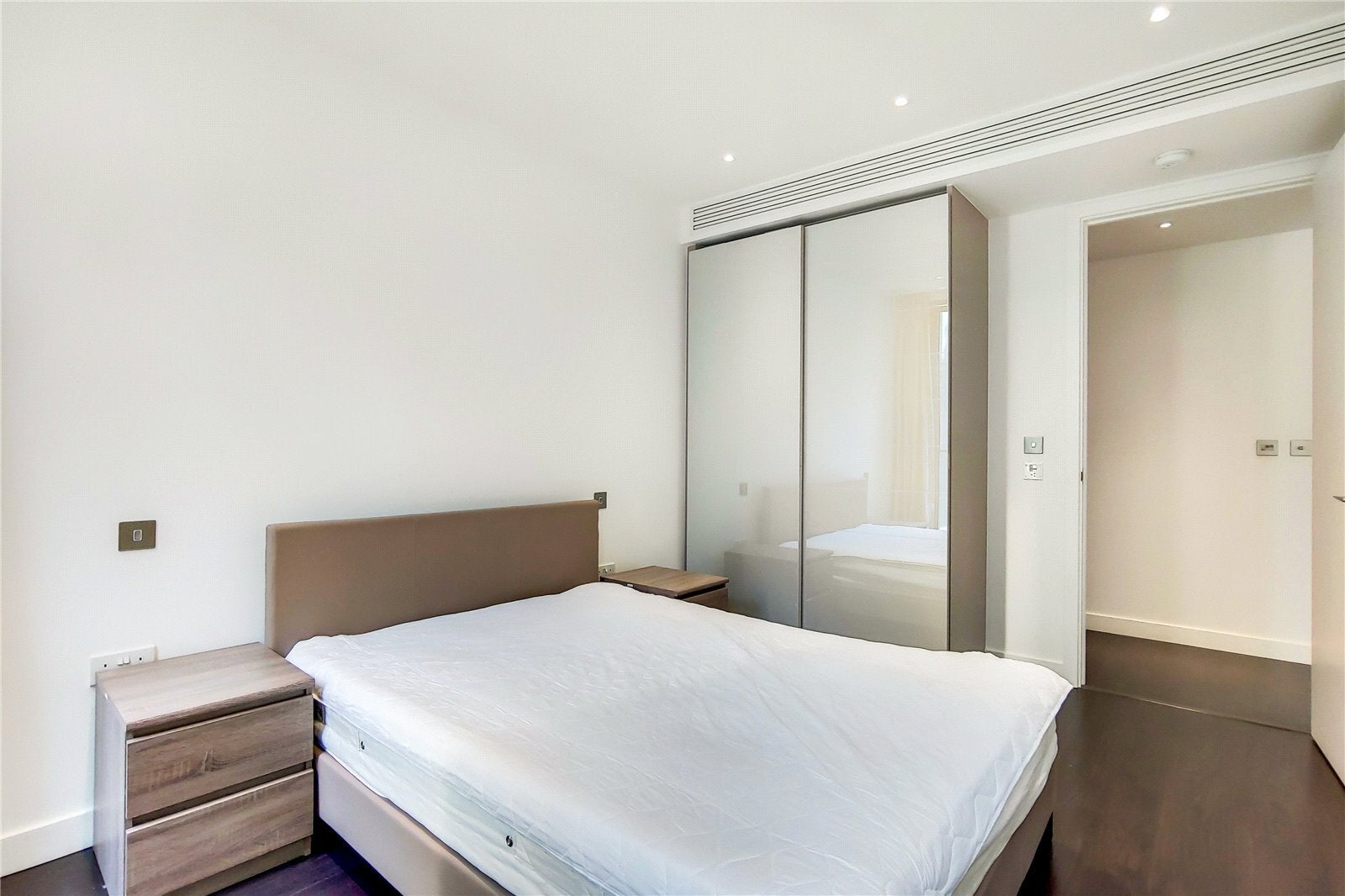 Flat Alie Street in Greater London