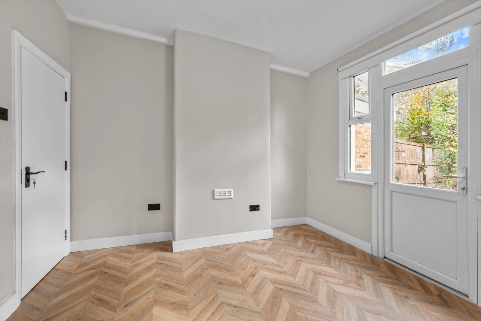Flat Bollo Lane in Greater London