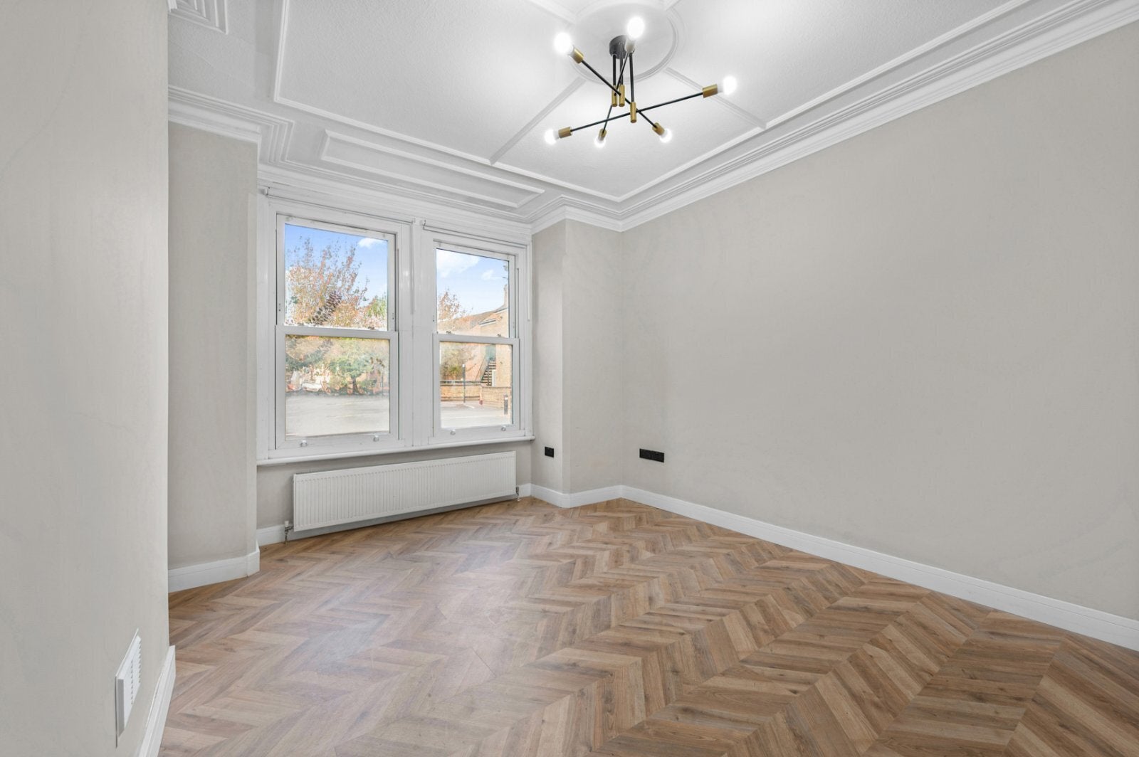 Flat Bollo Lane in Greater London