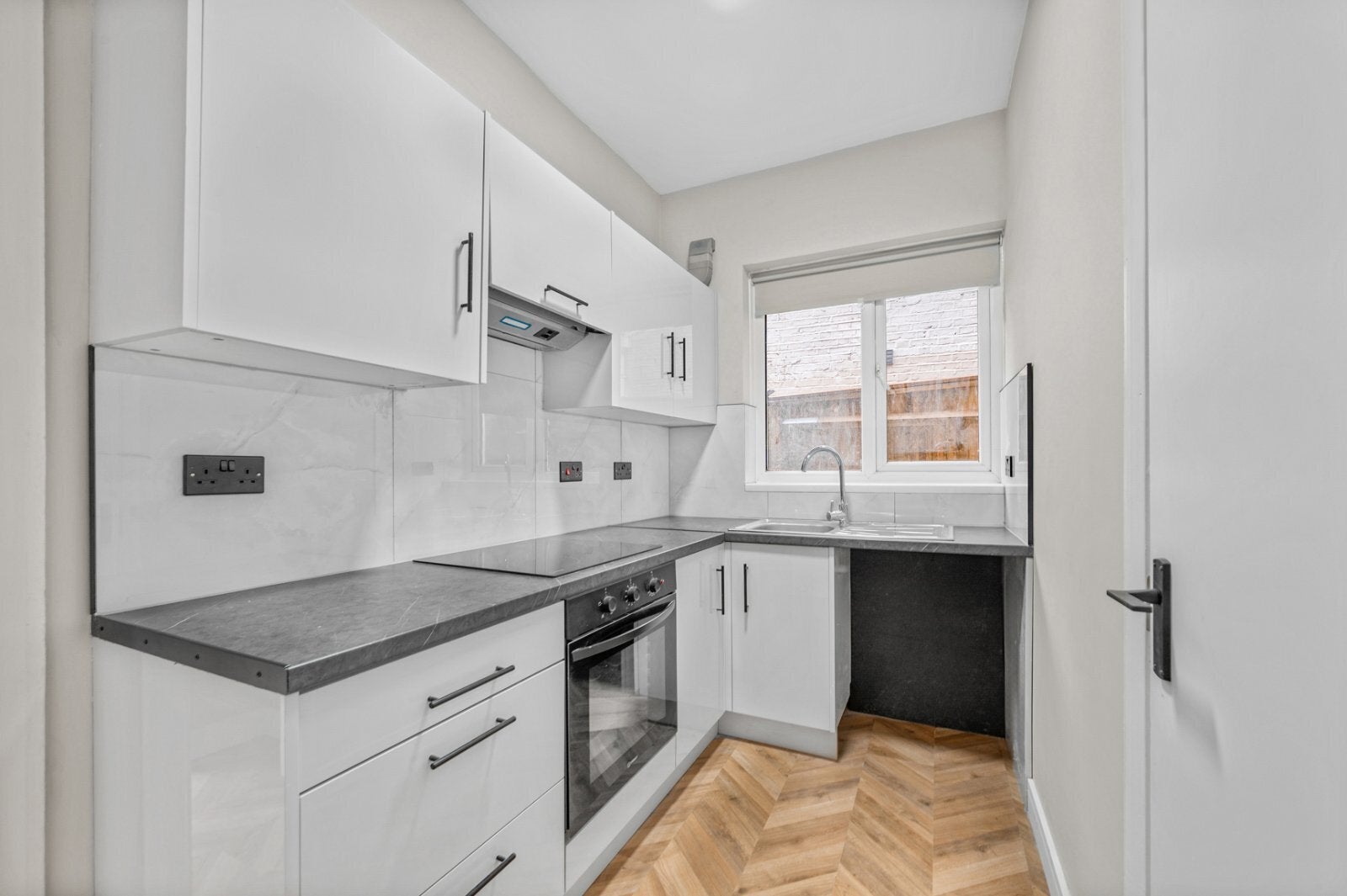 Flat Bollo Lane in Greater London