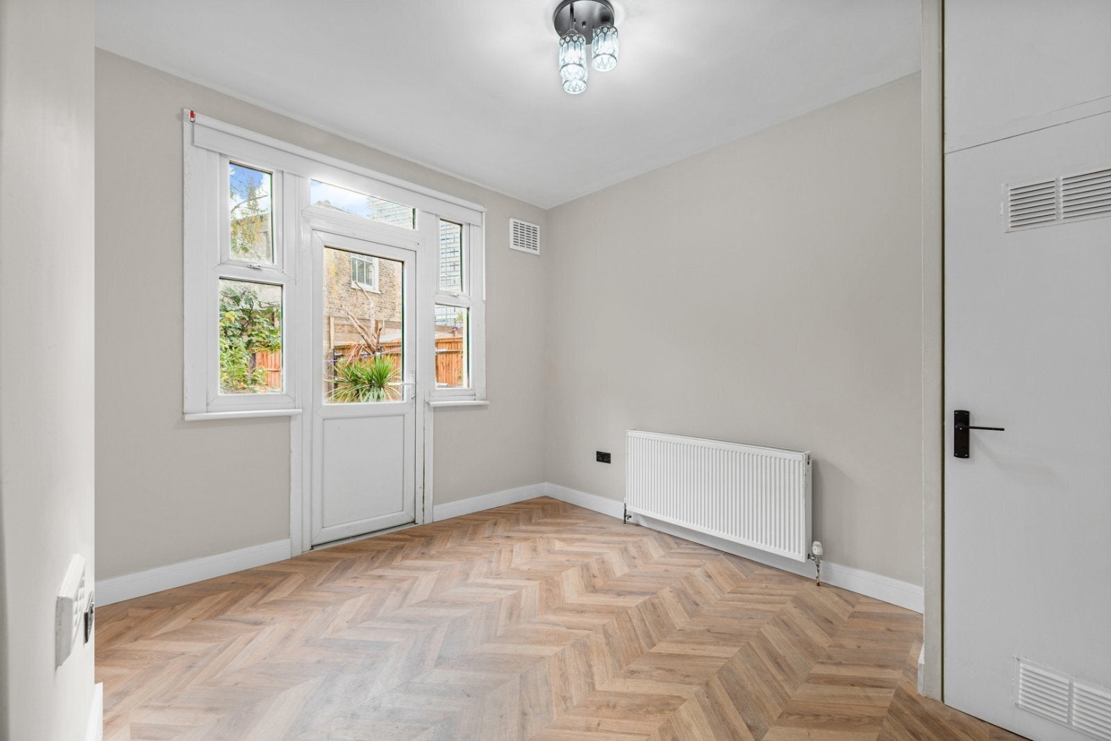 Flat Bollo Lane in Greater London