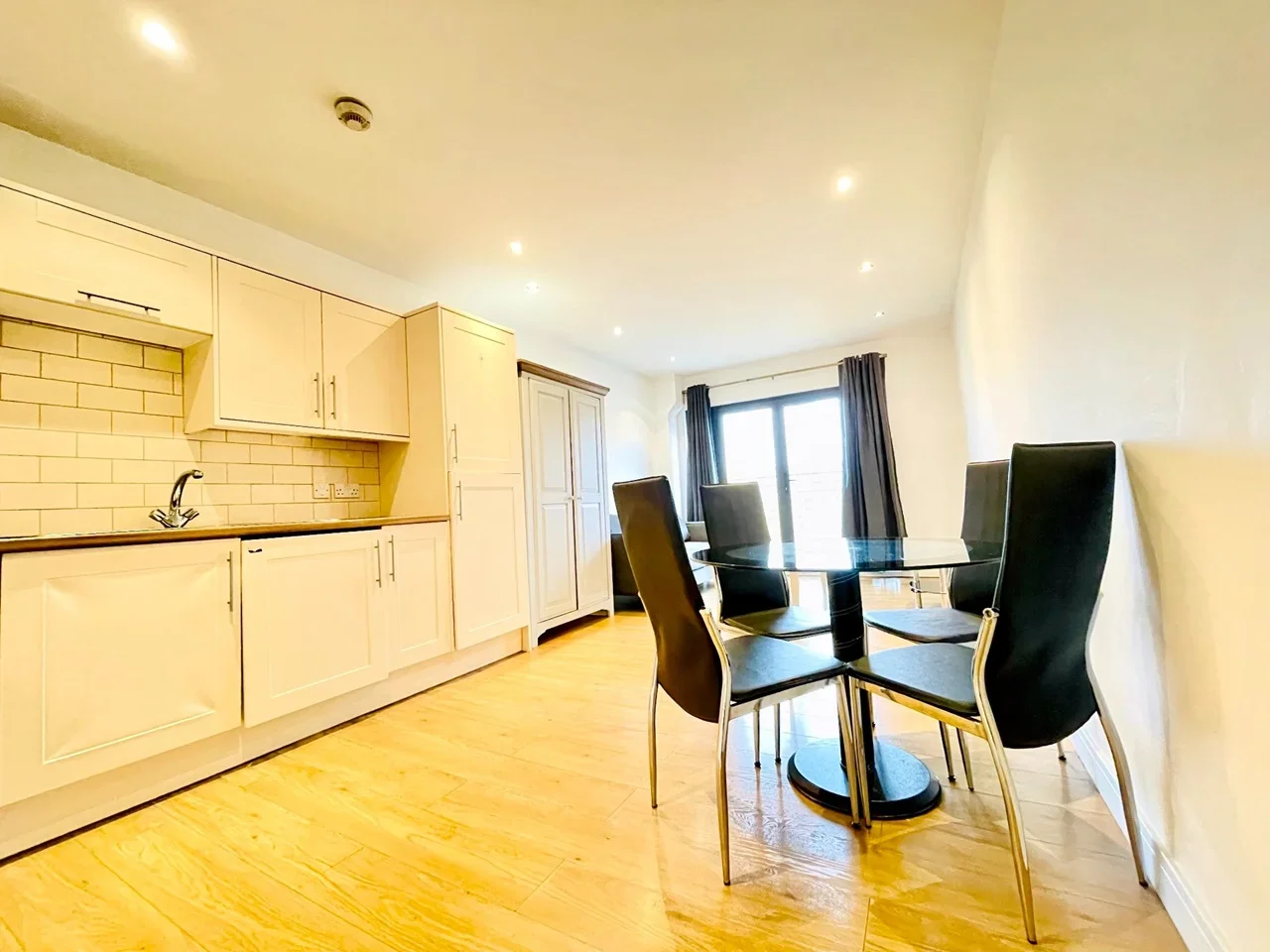 Flat Broadway in Greater London