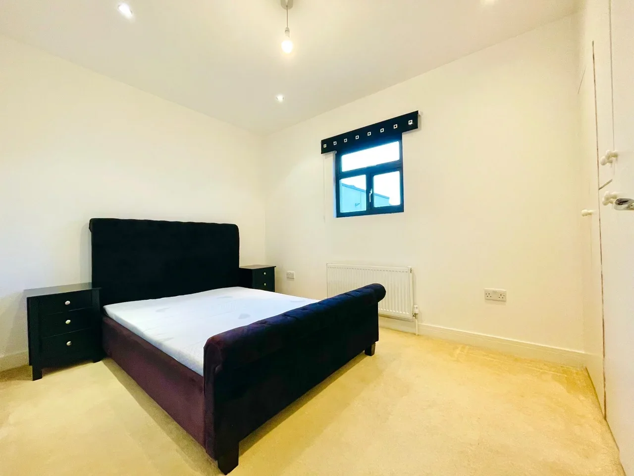 Flat Broadway in Greater London