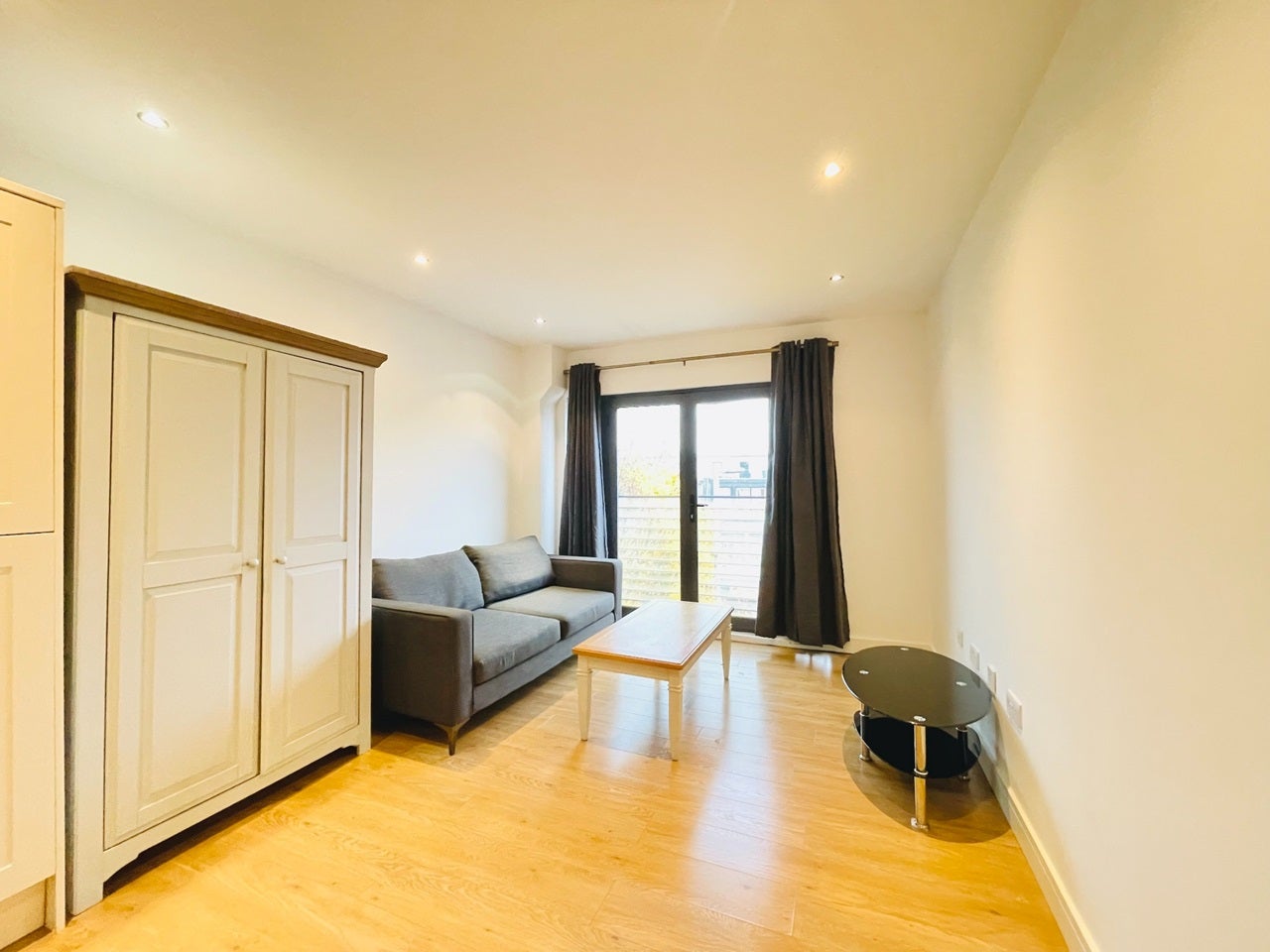 Flat Broadway in Greater London