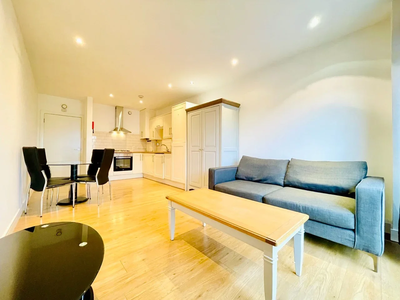 Flat Broadway in Greater London