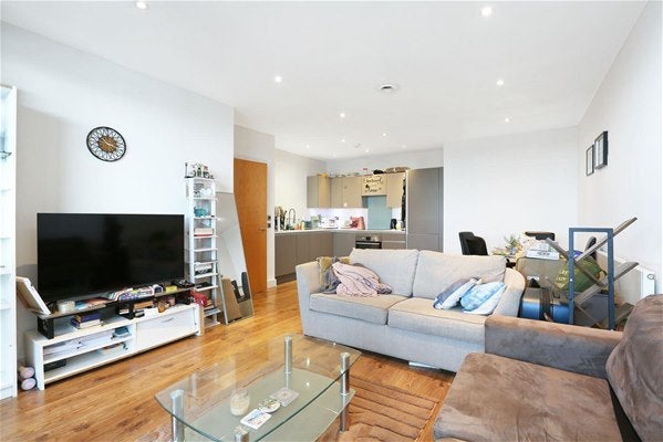 Flat New Village Avenue in Greater London